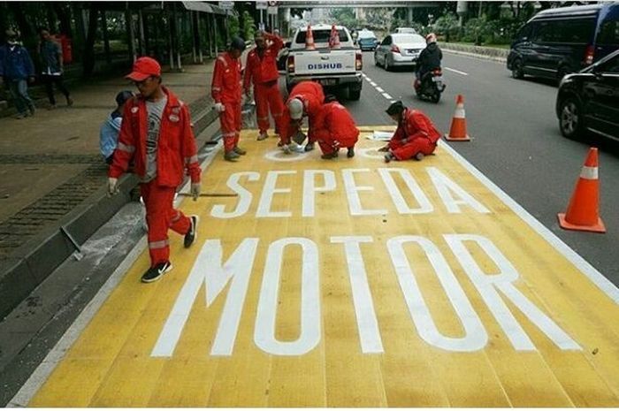 Jalur khusus motor di Jalan Medan Merdeka masih dalam pengerjaan, (17/01/2018)