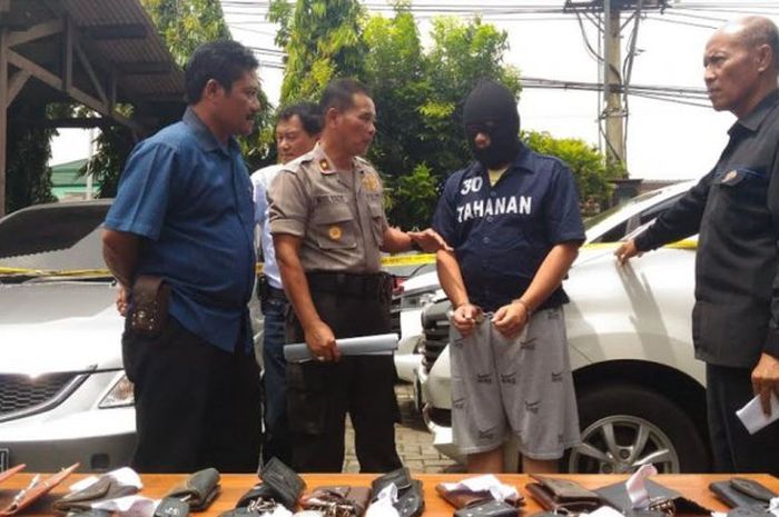 PENGGELAPAN - Ageng Triyasa menjelaskan awal ia menggelapkan mobil kepada polisi di Polsek Pedurungan