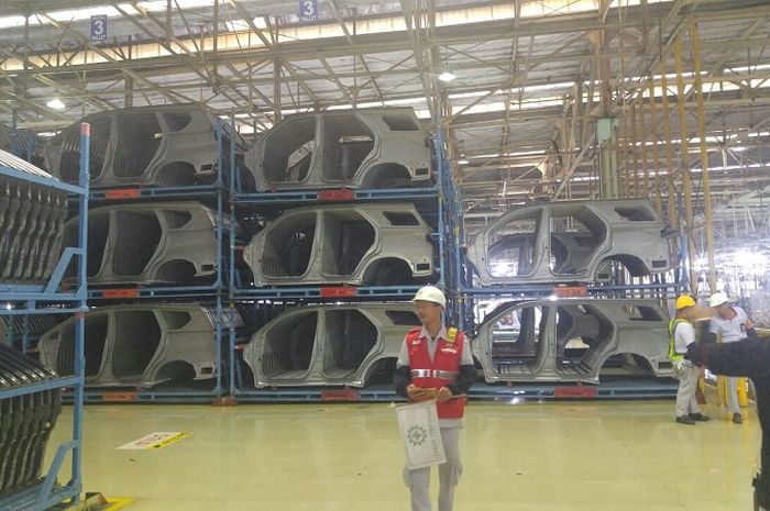 Suasana di dalam PT Toyota Motor Manufacturing Indonesia (TMMIN) Plant