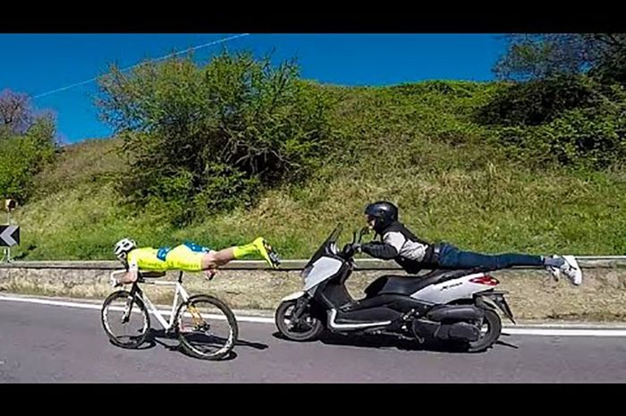 Sama-sama jadi superman nih