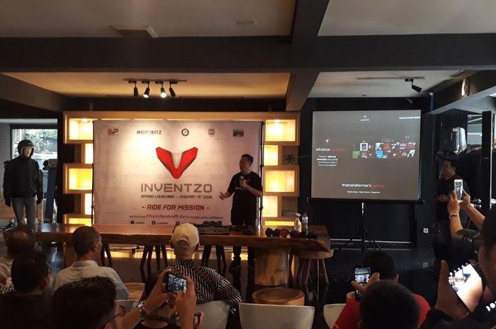 Frankie Jonathan menjelaskan produknya dalam launching Inventzo di Motoritz, Kebayoran Baru, Jaksel (19/1)