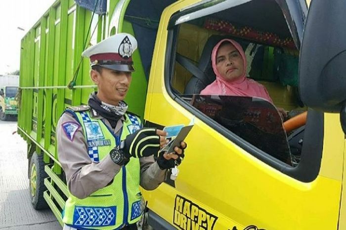 The power of emak-emak, bawa truk tetap tertib di jalan