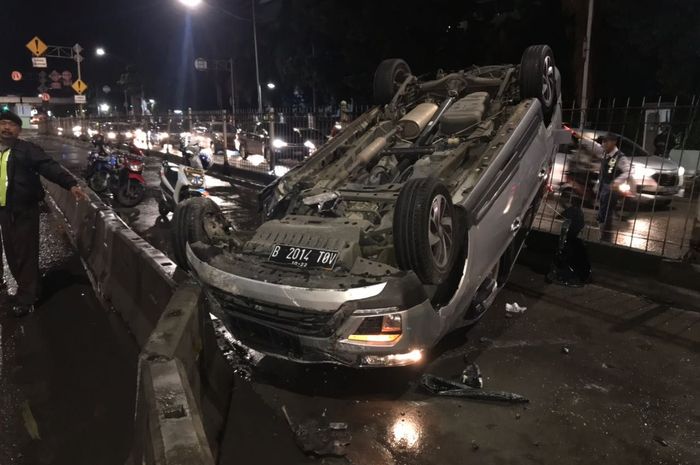 Mobil terjungkir karena menabrak separator di depan WTC Mangga 2, Jakarta (19/1/2018).