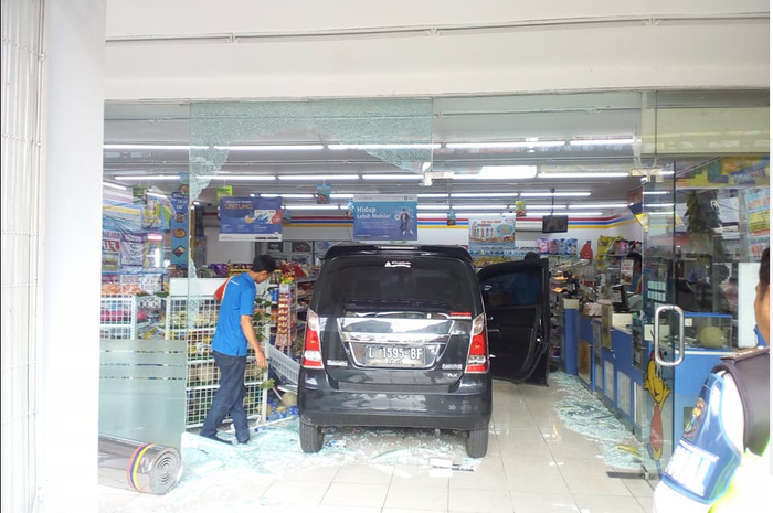 Mobil 'nyasar' di sebuah toko di Jawa Timur