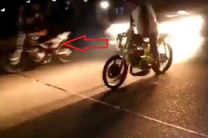Detik-detik mobil menghantam pembalap malam di Aceh