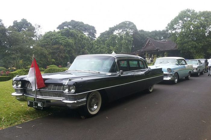 Cadillac Limo Presidential milik salah seorang anggota Perhimpunan Penggemar Mobil Kuno Indonesia (PPMKI) yang ikut serta dalam konvoi ke Bogor, Minggu (21/1/2018).