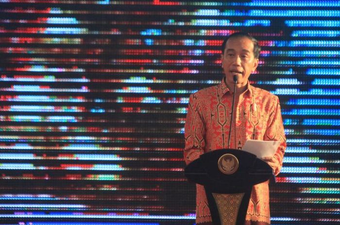 Presiden Jokowi menyampaikan pidato di depan publik