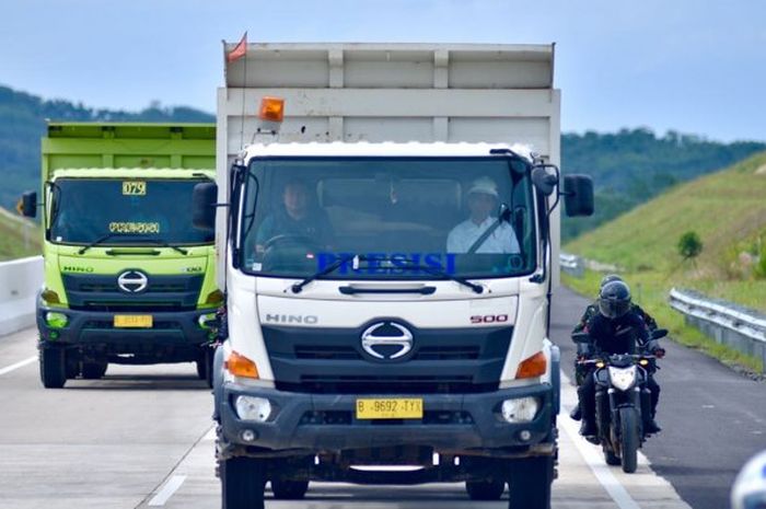 Jokowi naik truk dalam peresmian tol Trans Sumatera