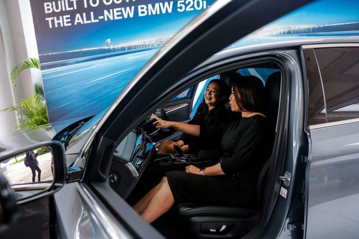 Presiden Direktur BMW Group Indonesia, Karen Lim (kanan) bersama Wakil Direktur Komunikasi Korporat Jodie OTania saat peluncuran All-New BMW 520i .