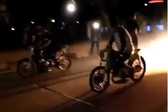 Pembalap Liar Disambar Mobil