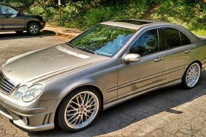 Ilustrasi Mercedes-Benz C-Class W203 yang dimodif dengan pelek belang.