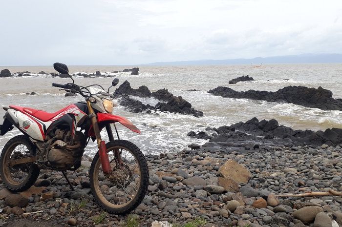 Momotoran di pantai Ciletuh pakai  Honda CRF150L