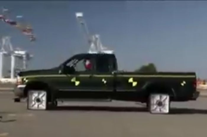 Sensasi ngebut pakai roda kotak