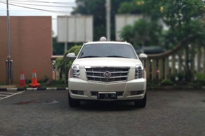 Mobil Cadillac Escalade ESV yang digunakan pelaku penyeretan polisi di kawasan Utan Kayu.
