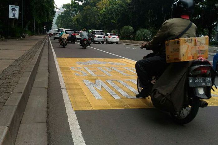 Jalur khusus pemotor yang melintas di Jalan MH Thamrin hingga Medan Merdeka Barat, Jakarta