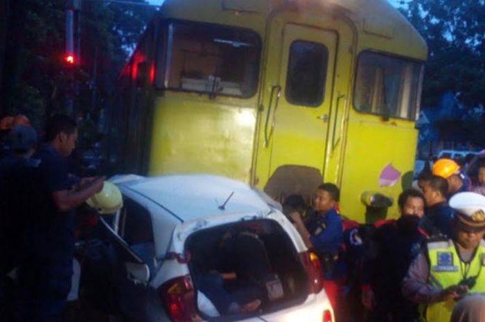 KIA Picanto tabrak kereta api di Solo, Jawa Tengah, (25/01/2018)