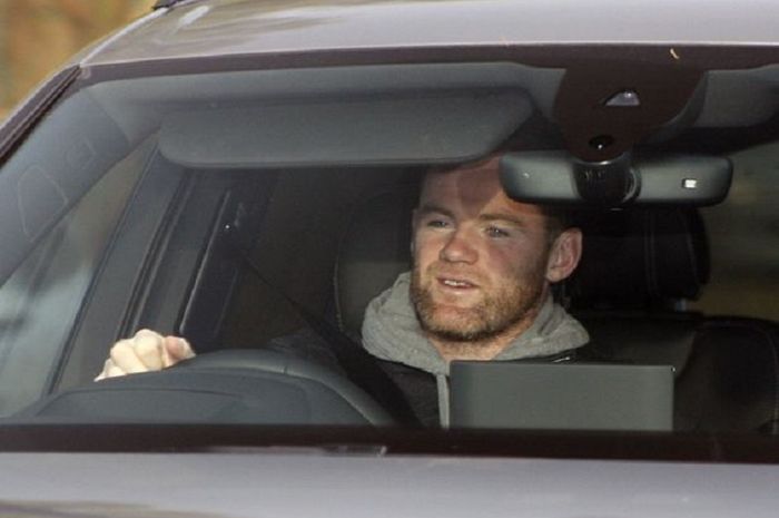 Wayne Rooney mengemudikan mobilnya