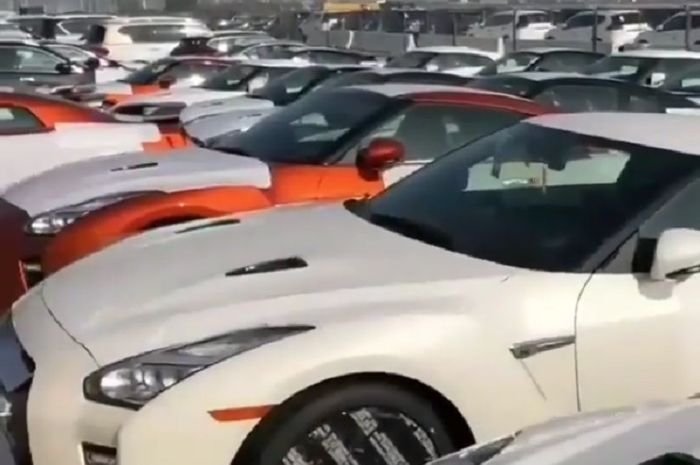 Lapangan penuh Nissan GT-R