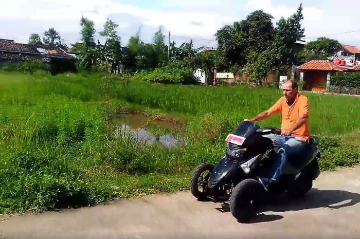 Bule Prancis naik Trike Yamaha NMAX