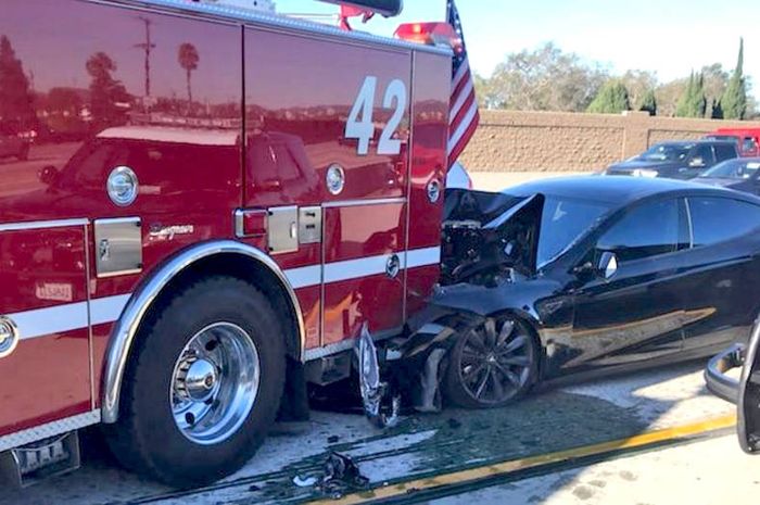 Tesla Model S menabrak truk pemadam yang berhenti di jalur darurat