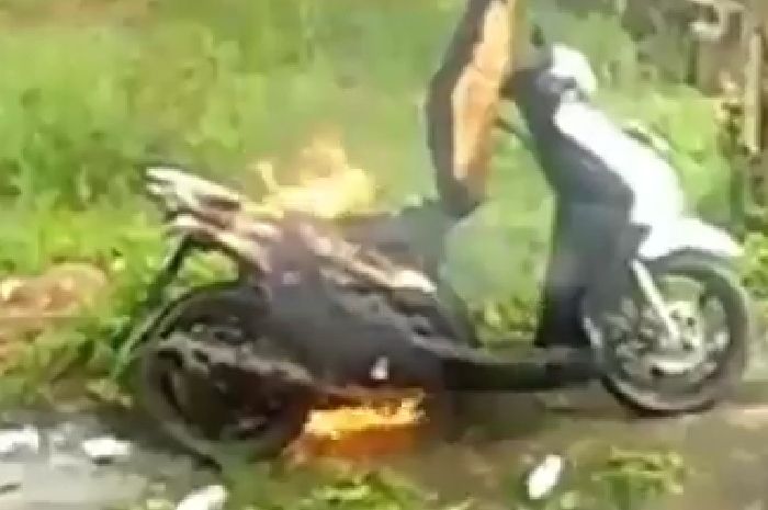 Yamaha Mio milik driver Ojol terbakar 