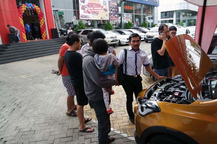 Diler Datsun BSD mengajak konsumen mencoba mengendarai model baru, Cross.