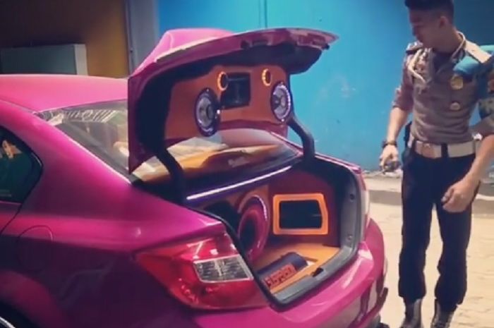 Honda Civic modifikasi milik polisi gaul