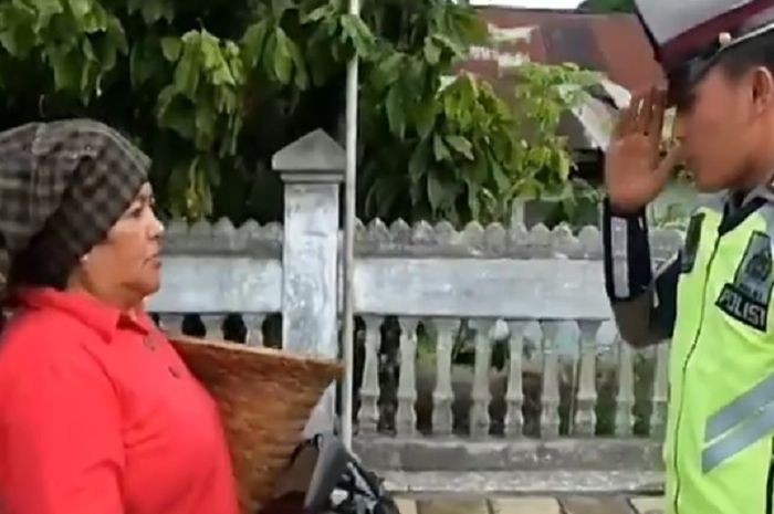 Polisi hendak menilang emak-emak