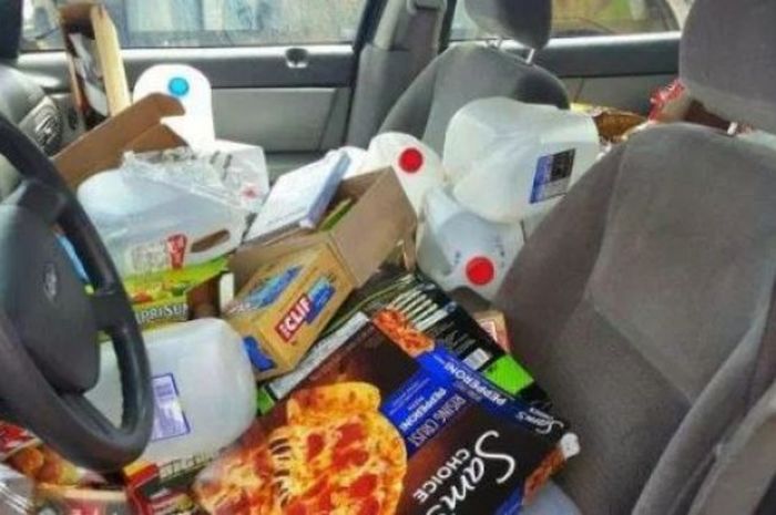 Mobil penuh bungkus makanan