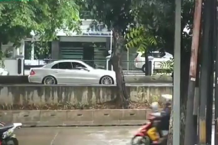 Sebuah Mercedes-Benz berjalan mundur di Jl. Arteri Permata Hijau