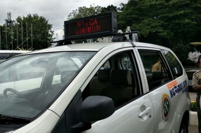 Angkot dengan jok menghadap ke depan yang akan segera beroperasi di Jakarta