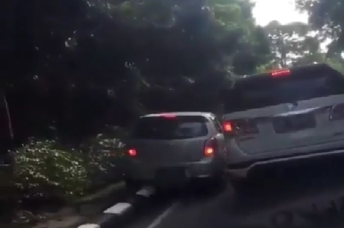 Daihatsu Ayla terobos kemacetan