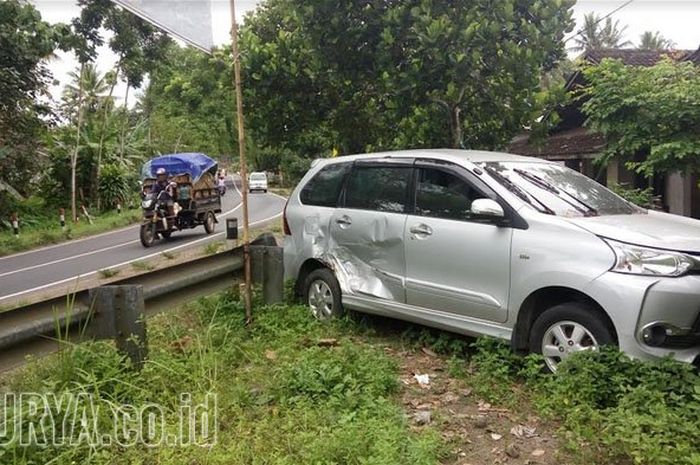 Mobil Toyota Avanza Veloz yang sebulan teronggok di tikungan Nguri, Desa/Kecamatan Rejotangan.