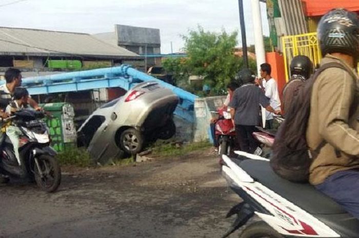 Honda City nyungsep ke sungai pada Rabu (31/1/2018).