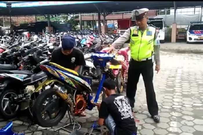 Polisi menindak pelaku balap liar yang terjaring razia