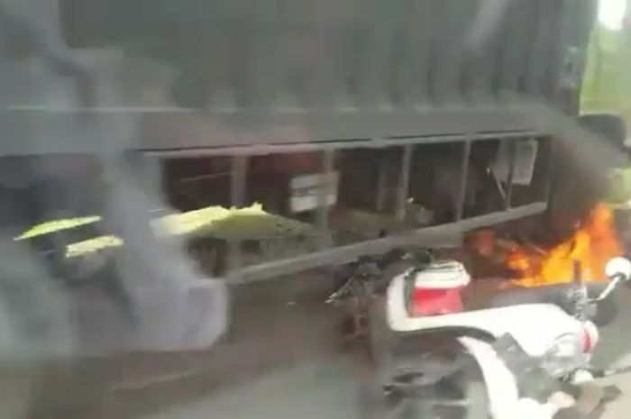 Kejadian truk menabrak motor di pertigaan Hanoman Semarang, motor sempat terbakar