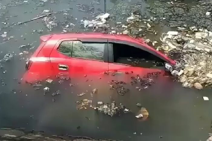Toyota Agya masuk ke sungai di Makassar