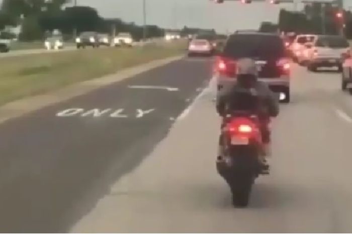 Biker bertubuh mungil kendarai motor sport