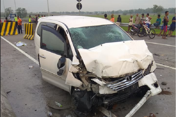 Sebuah mobil Kijang Innova yang menabrak pembatas jalan 