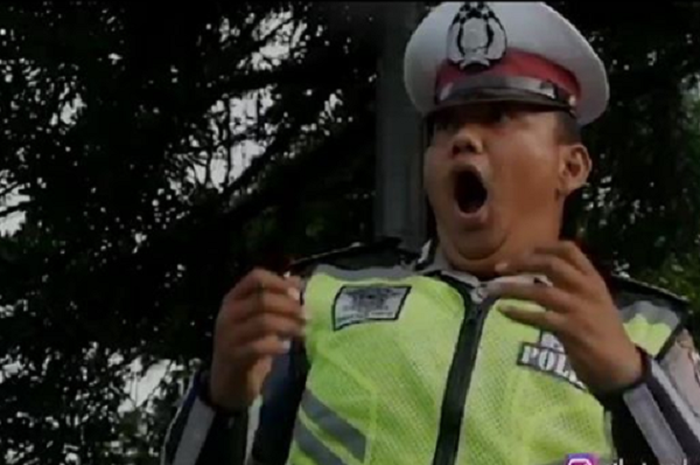 Ekspresi polisi ketika menilang ibunya sendiri