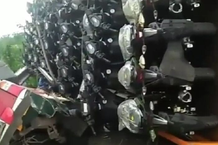 Puluhan Yamaha MX King rusak akibat truk pengangkut terbalik.