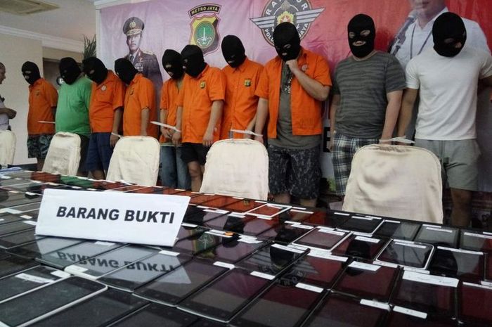 Para tersangka dan barang bukti kasus order fiktif taksi online di Mapolda Metro Jaya, Rabu (31/1/2018)