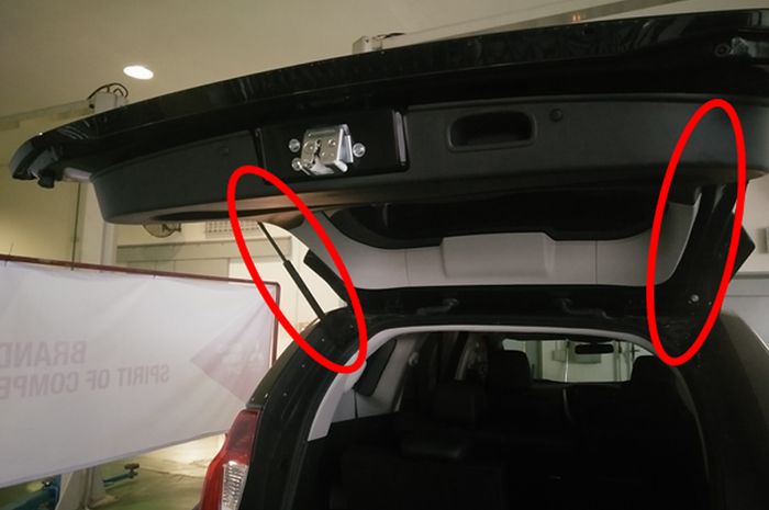 Sokbreker pintu bagasi Mitsubishi Pajero Sport 2016