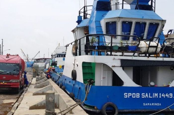 Kapal Salim yang memasok bahan bakar minyak bagi warga Karimunjawa bersandar di Pelabuhan Tanjung Emas, Semarang, Jumat (2/2/2018). 