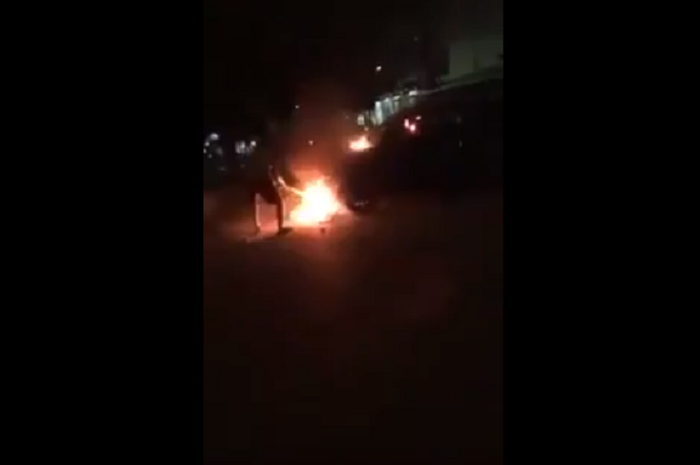 Tampak mobil Suzuki Ignis dibakar massa karena melaju ugal-ugalan dan menabrak pengendara motor dan mobil.