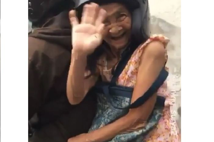 Seorang nenek kegirangan saat dibonceng pakai Honda Vario 125