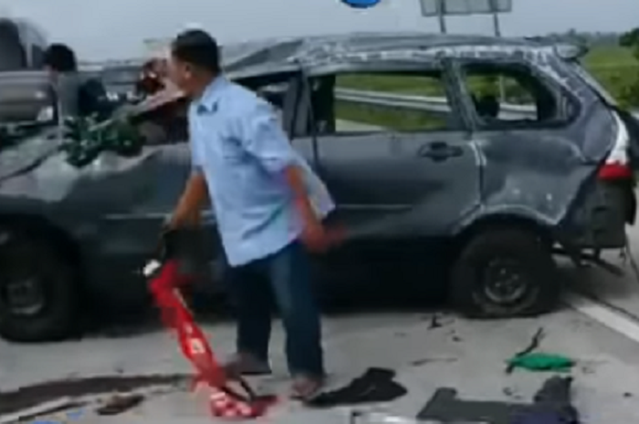 Mobil Avanza yang dikendarai Bonek alami kecelakaan hebat di Tol Kertosono-Mojokerto