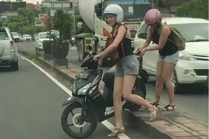 Dua orang bule seksi melanggar aturan lalu lintas.