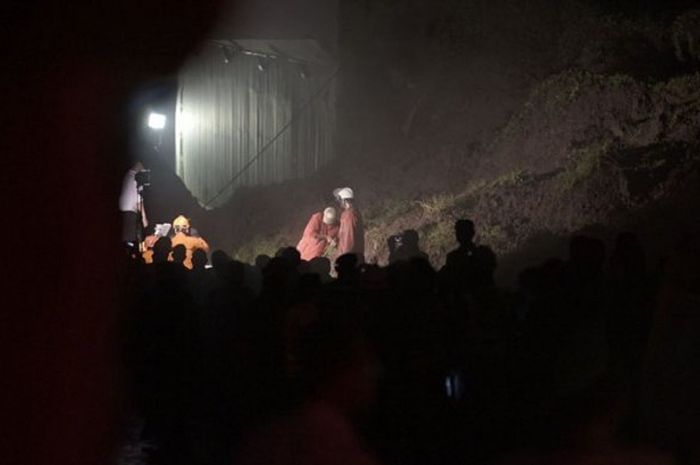 Proses evakuasi korban berlangsung dramatis