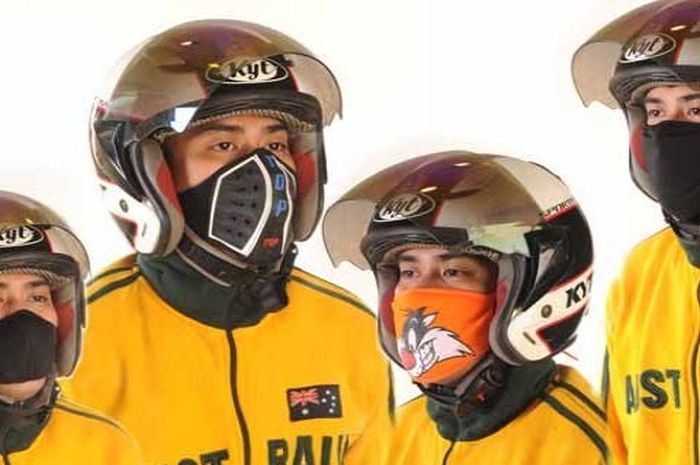 Ilustrasi Mengendarai Motor Pakai Masker